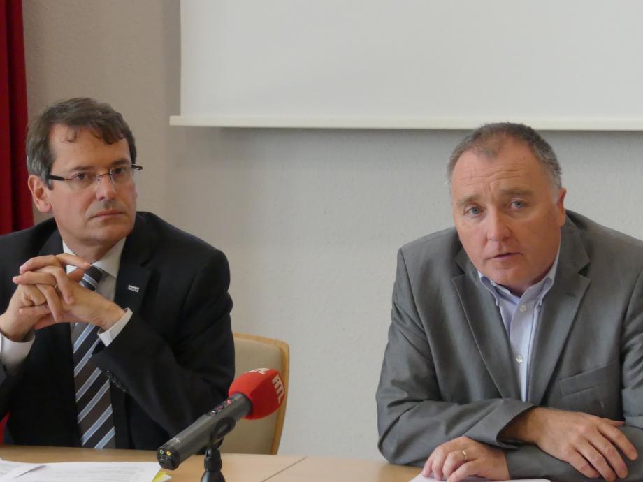 Paul Bach, président du réseau Help et  Michel Simonis, trésorier du réseau Help, lors de la conférence de presse.